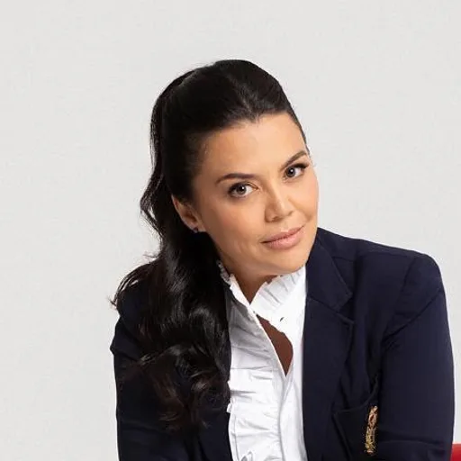 Dra. Amanda Priscila Almeida — Cirurgiã-Dentista